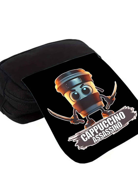 Custodia per matite di grande capacità con stampa "CAPPUCCINO ASSASSINO" - Design a cerniera multi-strato, chiusura con cerniera, borsa di stoccaggio in tela durevole per scuola, ufficio, viaggi - Nero con design di personaggio di tazza di caffè a cartoni