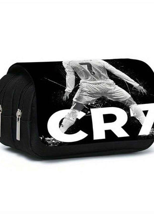 Portapenne e Astuccio con Cerniera a Scomparsa Design CR7 (con Testo CR7) - Borsellino in Poliestere Resistente per Scuola, Ufficio e Tifosi di Cristiano Ronaldo, Accessori Calcistici - Regalo Ispirato al Giocatore