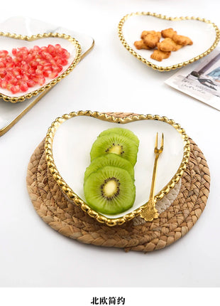 Nuovo piatto in ceramica con bordo dorato nordico, piatto in ceramica, leggero, di lusso, per riporre gioielli, piatto per torta, piatto per colazione a casa, a forma di cuore - riparo82