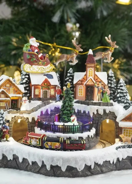 Fornitore di decorazioni natalizie Casa del villaggio musicale a LED Albero di Natale che gira il treno sportivo Statua di Natale