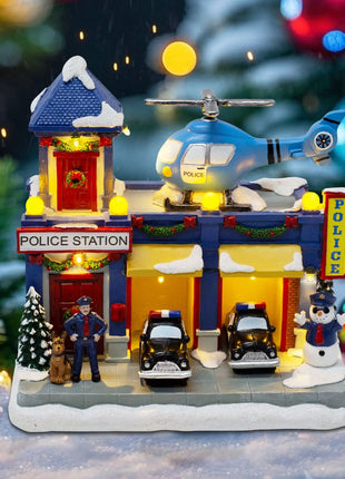 Stazione di polizia animata del villaggio di Natale, musicale illuminato con auto in movimento e elicottero rotante, edificio da collezione per le vacanze