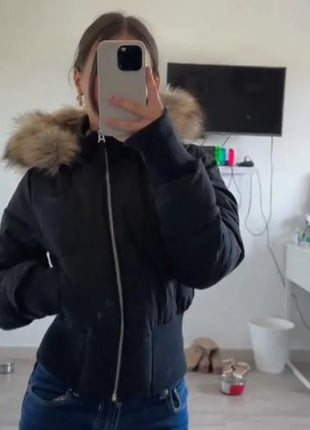 Giacca corta chic con tasca con cerniera a maniche lunghe Cappotto trapuntato con cappuccio in pelliccia sintetica da donna di moda 2025 Capispalla imbottito invernale New Lady