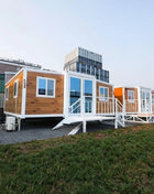 Rivestimento in legno Contenitore Casa Grandi finestre di vetro Cabina modulare prefabbricata Soggiorno all'aperto Casa Vacanza Casa Soggiorno in famiglia Prendisole