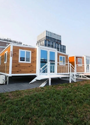 Rivestimento in legno Contenitore Casa Grandi finestre di vetro Cabina modulare prefabbricata Soggiorno all'aperto Casa Vacanza Casa Soggiorno in famiglia Prendisole