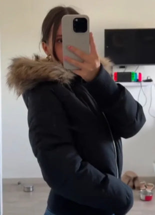 Giacca corta chic con tasca con cerniera a maniche lunghe Cappotto trapuntato con cappuccio in pelliccia sintetica da donna di moda 2025 Capispalla imbottito invernale New Lady