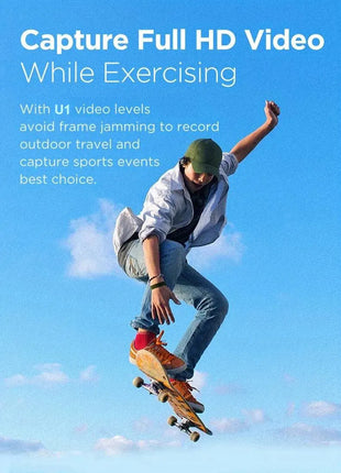 Giovane con skateboard che salta all'aperto sotto cielo blu, tecnologia video Full HD riparo82.