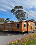 Rivestimento in legno Contenitore Casa Grandi finestre di vetro Cabina modulare prefabbricata Soggiorno all'aperto Casa Vacanza Casa Soggiorno in famiglia Prendisole